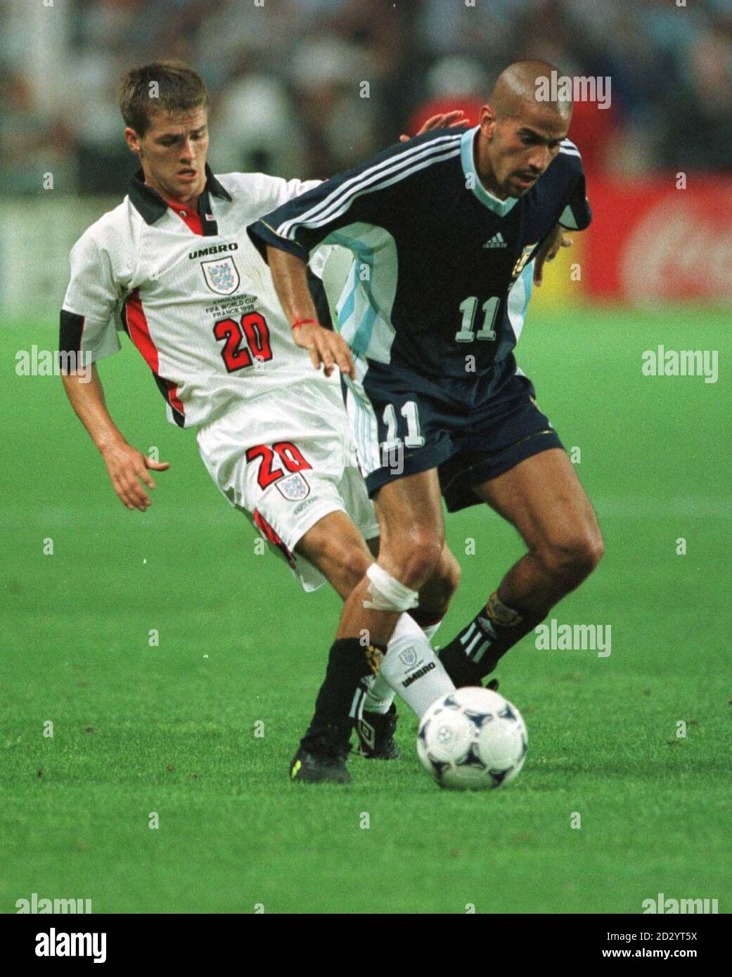 Der Engländer Michael Owen (links) im Einsatz mit dem Argentinier Juan Vernon bei ihrem WM-Spiel in der zweiten Runde in St. Etienne heute Abend (Dienstag). Foto von Adam Butler. Stockfoto