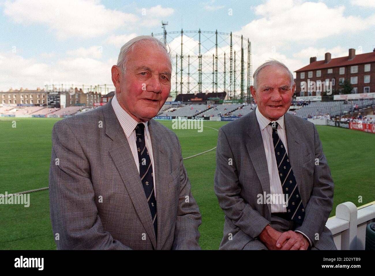 Crickethelden Sir Alec Bedser CBE (rechts) und sein Bruder Eric beim Oval in London. Am 4. Juli feiern die eineiigen Zwillinge ihren 80. Geburtstag. Bild von Andrew Stuart/PA. Stockfoto