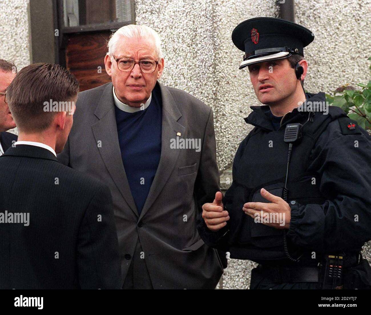 Dr. Ian Paisley spricht heute Abend (Sa) mit einem RUC-Offizier in der Drumcree Church vor dem umstrittenen Orange Order March morgen.Foto John Giles.PA. Stockfoto