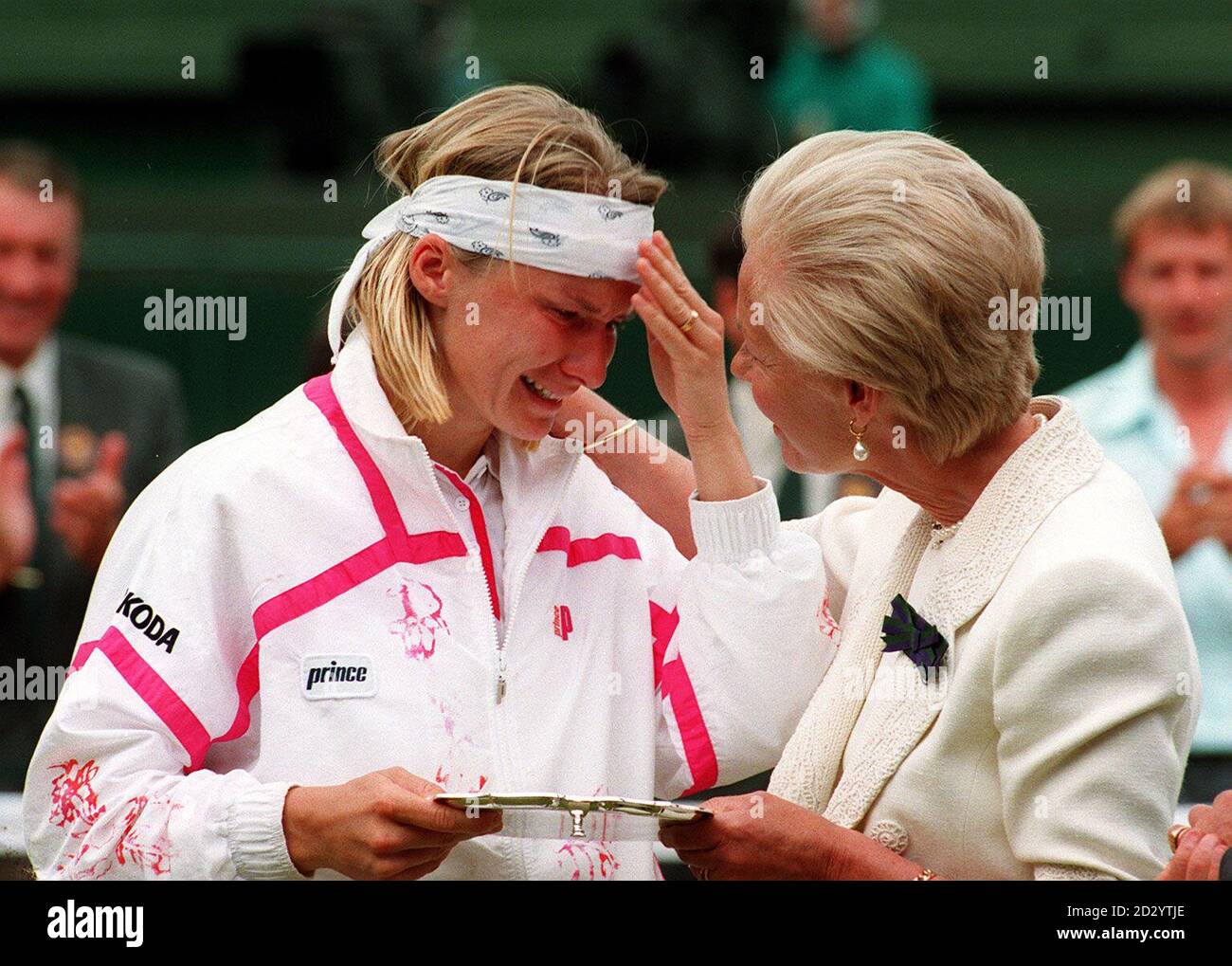 Aktenzeichen 256229-238, datiert 03-07-93. Die Herzogin von Kent tröstet Jana Novotna, als sie ihr die zweite Trophäe auf dem Center Court in Wimbledon überreicht. Novotna verlor 6-7 6-1 4-6 gegen Titelverteidigerin Steffi Graf. Fünf Jahre später hat Novotna wieder das Finale erreicht, wo sie heute (Sa) mit Nathalie Tauziat aus Frankreich konfrontiert wird. Sehen Sie sich die PA-Geschichte an. Foto von Adam Butler/PA. Stockfoto