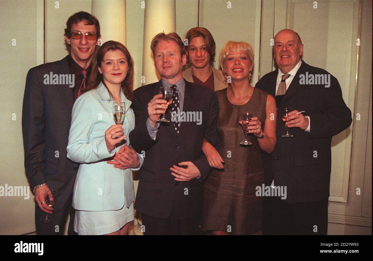 PA NEWS PHOTO 10/3/98 KRÖNUNG STREET STARS IM GROSVENOR HOUSE HOTEL IN LONDON, WO DIE SOAP GEWANN DEN PREIS FÜR DIE BESTE ITV-PROGRAMM BEI DEN TV & RADIO INDUSTRIES AWARDS. (VON LINKS NACH RECHTS) MARTIN HANCOCK (DER SPIDER NUGENT SPIELT), JANE DANSON (LEANNE BATTERSBY), PRODUZENT BRIAN PARK, ADAM RICKITT (NICK TILSLEY), DENISE WELCH (NATALIE HORROCKS) UND JOHN SAVIDENT (FRED ELLIOT). Stockfoto