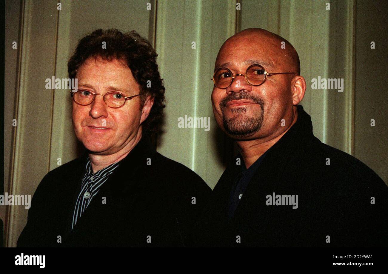 PA NEWS 10/3/98 DIE SCHAUSPIELER MICHAEL JACKSON (LINKS) UND LOUIS EMERICK, DIE OLLIE SIMPSON BZW. MICK JOHNSON IN DER FERNSEHSENDUNG 'BROOKSIDE' SPIELEN, IM GROSVENOR HOUSE HOTEL FÜR DIE FERNSEH- UND RADIO-AWARDS 1998. Stockfoto