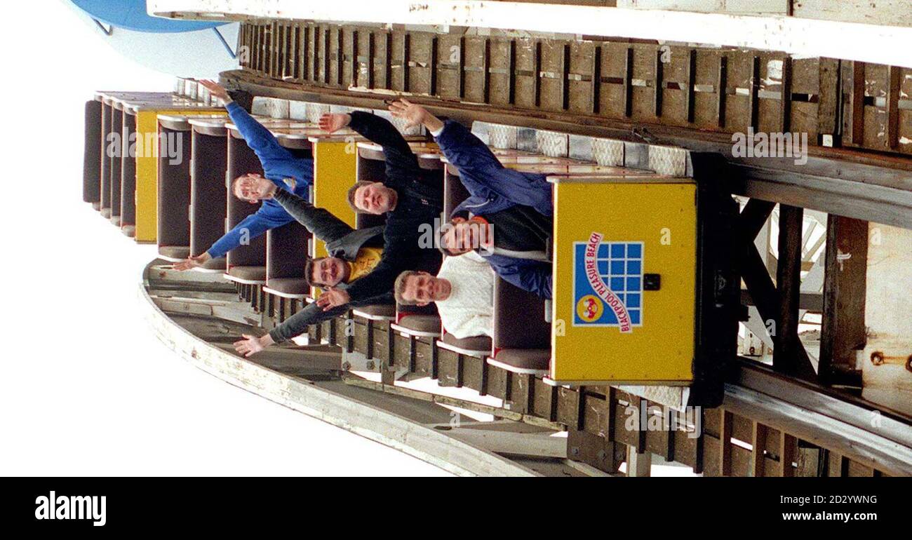 Richard Rodriguez, der derzeit einen neuen Weltrekord auf dem Blackpool Pleasure Beach Big Dipper versucht, hat für die nächsten drei Tage etwas Unternehmen, da vier Fahrer auf der Achterbahn bleiben, um Geld für eine Vielzahl von Wohltätigkeitsorganisationen zu sammeln. Richard (vorne links) mit Andrew Noble, Tony Pycroft, Dale Smith und Trevor Wood geht heute (Freitag) den ersten Tropfen hinunter. Foto von Rob Lock/PA Stockfoto