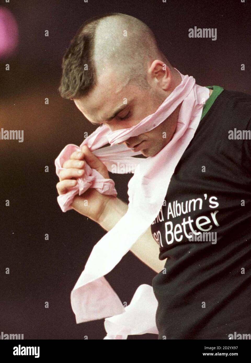 Datei vom 11/7/98 von Sänger Robbie Williams in Toilettenrolle von der Menge geworfen gefangen, während auf der Bühne bei der T in the Park Rock Festival in Edinburgh. Williams hat sich mit All Saints Star Nicole Appleton nur wenige Wochen nach dem Paar verlobt, wurde es heute (Freitag) berichtet. Der ehemalige Take That Star soll am Boden zerstört werden, nachdem ihm die 22-jährige Nicole erzählt hatte, dass ihre Beziehung zu Ende sei. Siehe PA Geschichte SHOWBIZ Williams. Foto von David Cheskin/PA Stockfoto
