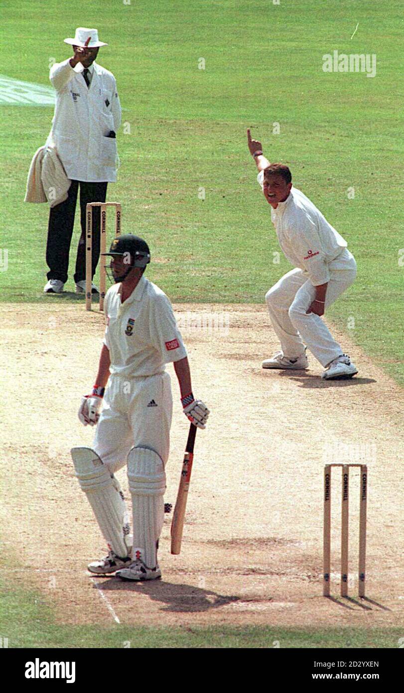 Der englische Darren Gough feiert heute (Sonntag) das Wicket von Gary Kirsten beim 5. Test in Headingley. Foto von John Giles/PA Stockfoto