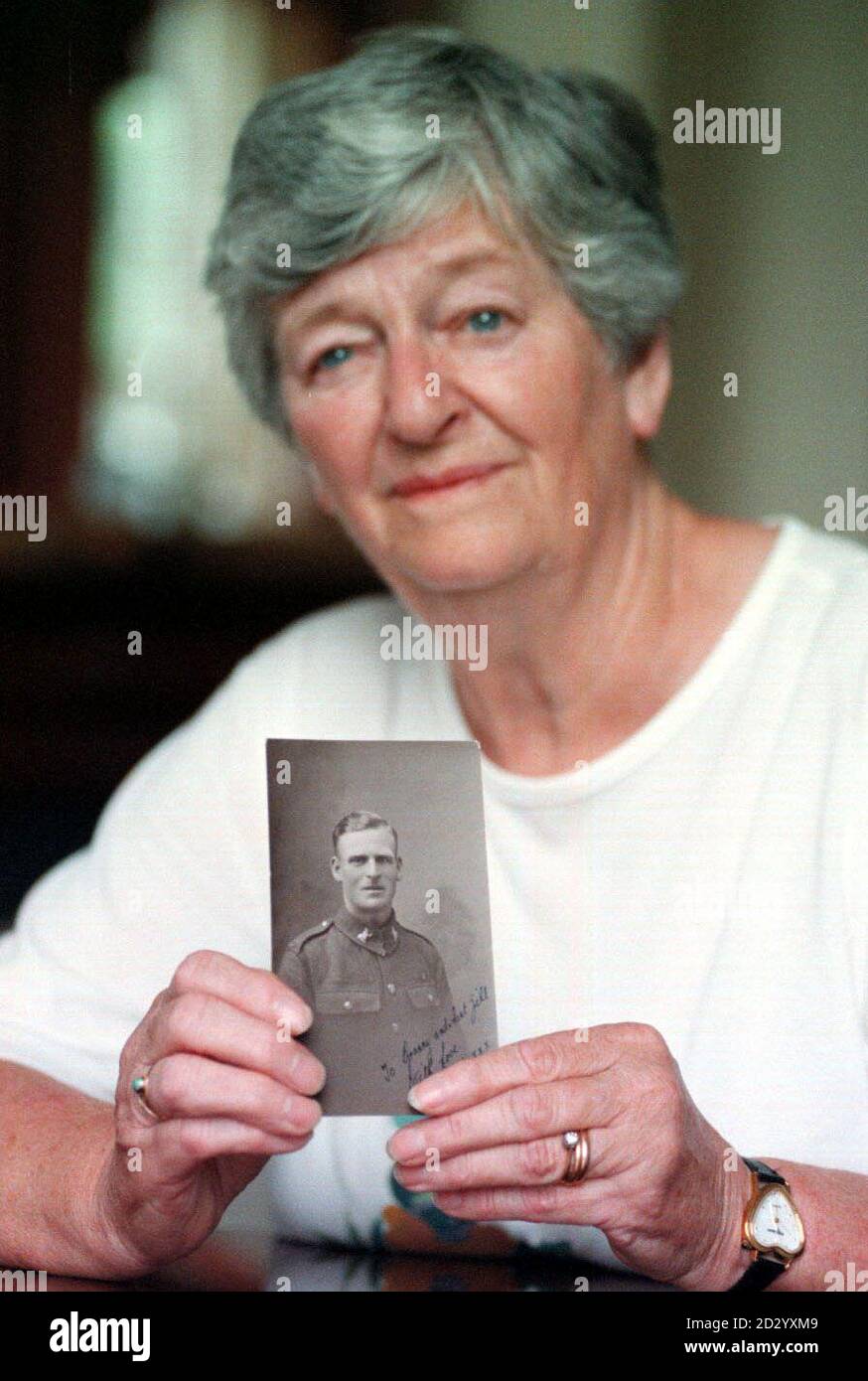 Frau Shiela Filbrook (68) hat ein Foto ihres Bruders Sgt Lawerence Howes, der am 1944. September in Oosterbeek, Holland, getötet wurde. Seine Leiche wurde vor kurzem gefunden und identifiziert und wird in naher Zukunft mit vollen militärischen Ehren begraben werden. Sheila Philbrooks ältester Bruder hatte ihn seit mehr als 50 Jahren am falschen Grab betrauert, hieß es gestern (Freitag). Sergeant Laurence Howes war ein Segelflieger, der im September 1944 bei den epischen Arnhem-Landungen in Holland starb. Siehe PA Story DEFENSE Graves. Foto PA Crown Copywrite, Media Ops, HQ Land Command, Wilton, Salisbur Stockfoto