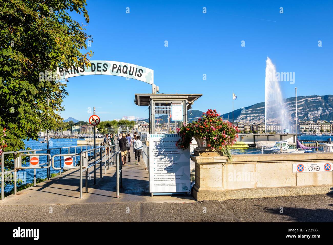 Eingang des Bains des Paquis öffentlichen Bäder in Genf, Schweiz, an einem sonnigen Nachmittag. Stockfoto