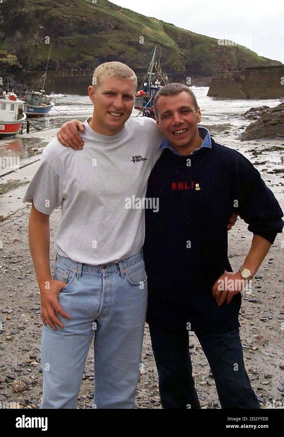 Rettungsboot-Crew-Mitglieder aus Port Issac Kevin Dingle, 22, (links) und Mike Edkins, 37, nach ihrer Tortur gestern (Sonntag). Die beiden Crew-Mitglieder kamen Nick Leeds und seinem 11-jährigen Sohn James zu Hilfe, die gestern Abend in einer Höhle am Benoath Beach in der Nähe von Bossiney, Cornwall, festsaßen. Während des Rettungsversuchs wurden sie aus ihrem Boot ausgefahren und mussten sich Vater und Sohn auf einer Kante in der Höhle anschließen und auf ein zweites Rettungsteam warten. Siehe PA Geschichte MEERESHÖHLE. Foto Foto von Nigel Bennett/PA Stockfoto