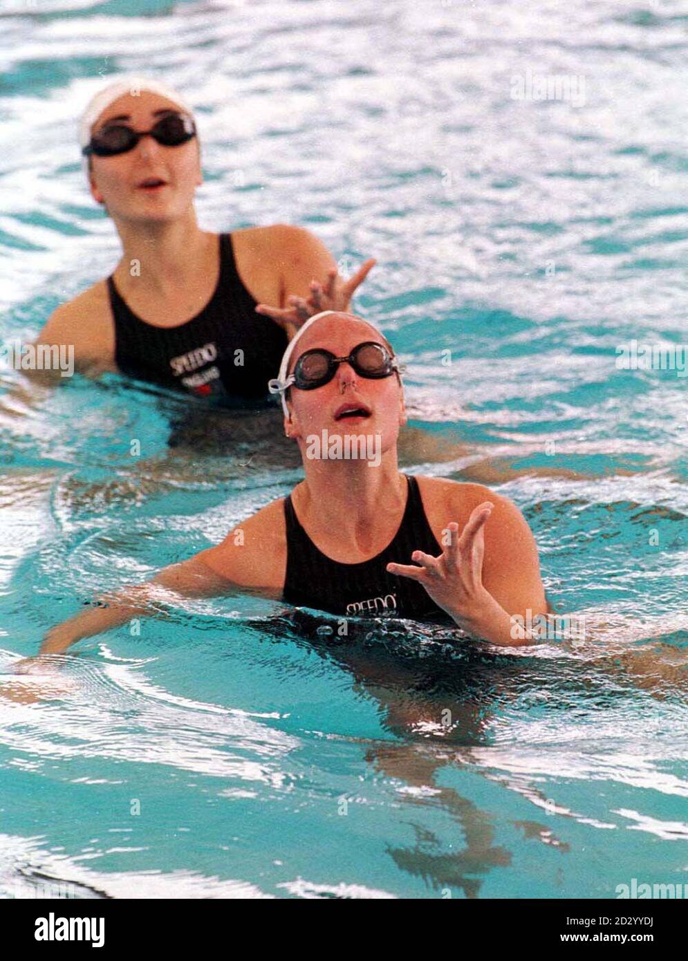 Synchronschwimmer Adele Carlsen (vorne) aus Aldershot und Gayle Adamson aus Gateshead Praxis in der Commonwealth Games Pool heute (Dienstag) für ihren Wettbewerb, der in Kuala Lumpur beginnt am Samstag. Foto von David Jones/PA. Stockfoto