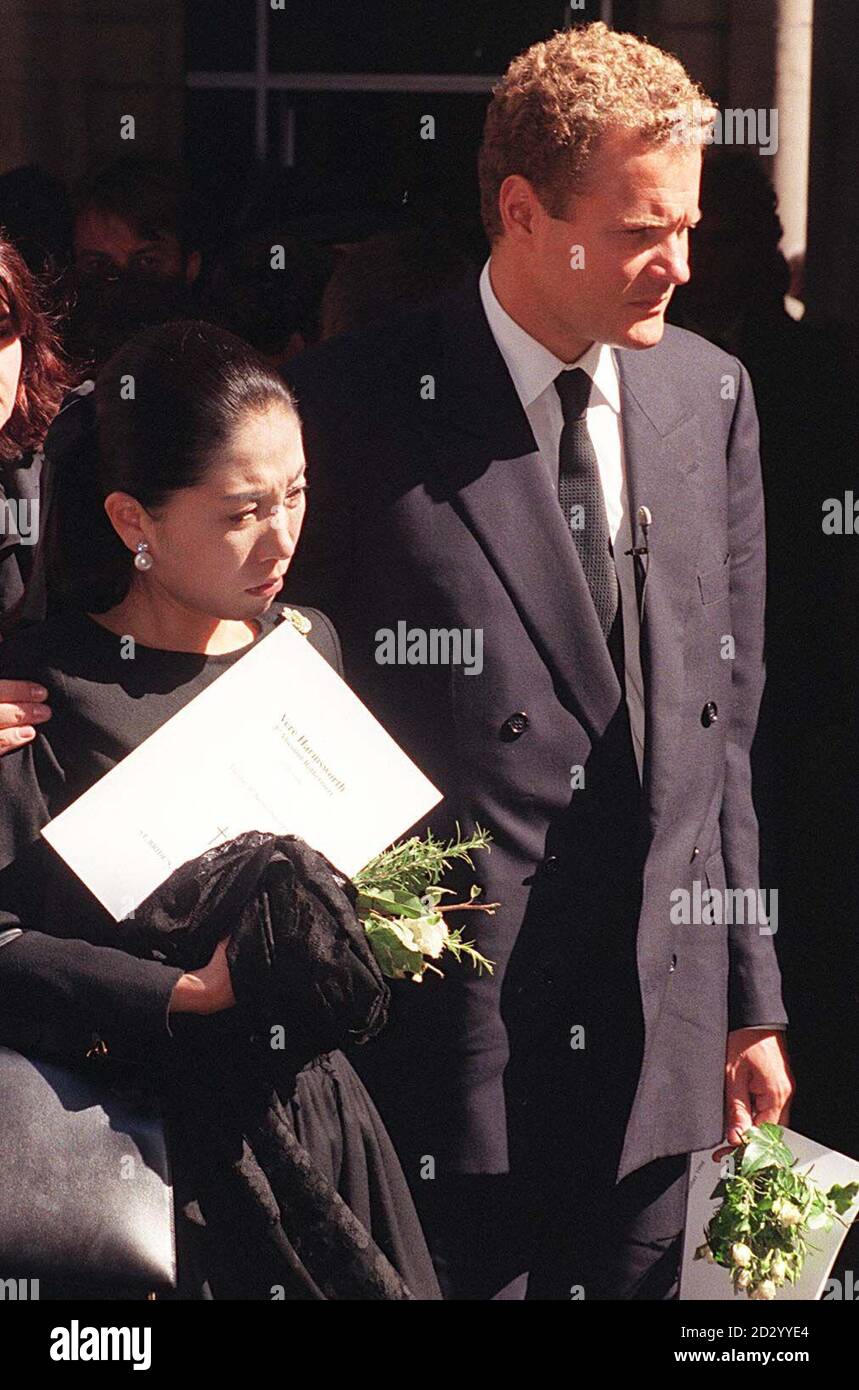 Maiko Joeong-shun Lee, Witwe des Pressebarons Lord Rothermere, verlässt die St. Bride's Church, Fleet Street, begleitet von Lord Rothermere's Sohn und Erben Jonathan Harmsworth, nach der Beerdigung ihres Mannes heute (Dienstag) siehe PA Geschichte BEERDIGUNG Rothermere. Foto von Neil Munns/PA Stockfoto