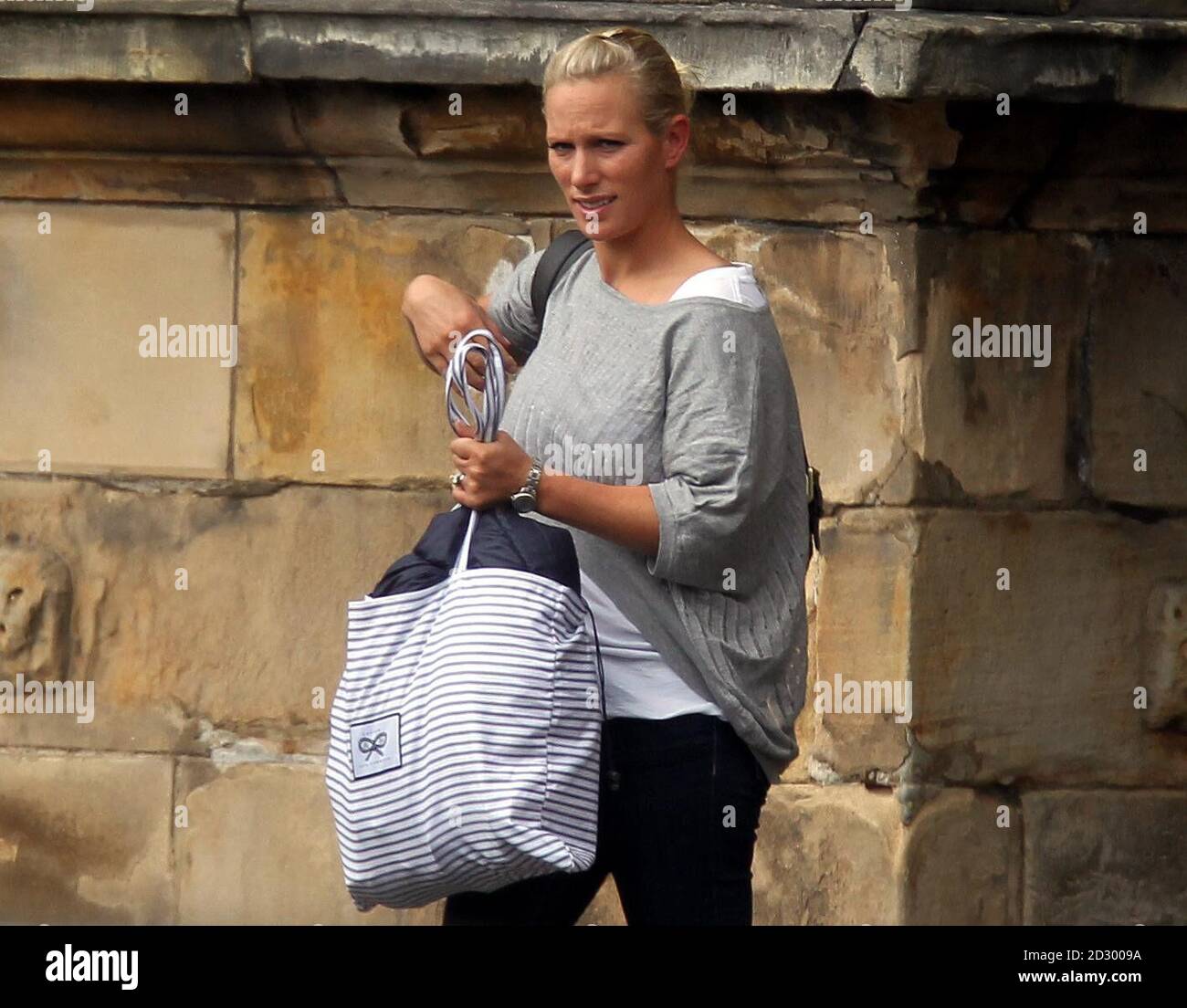 Zara Phillips verlässt den Palace of Holyroodhouse in Edinburgh nach ihrer Hochzeit mit Mike Tindall gestern. Stockfoto