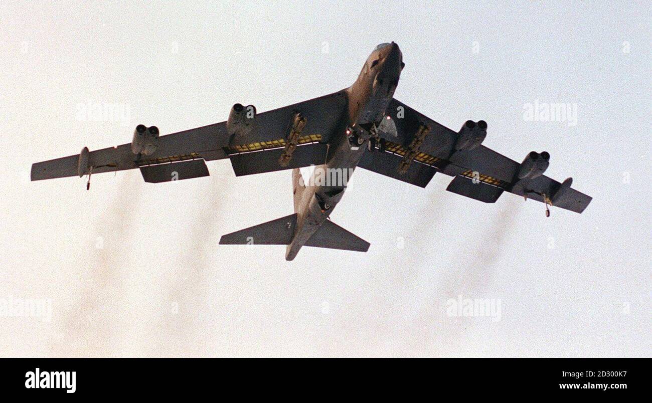 Datei Bild237888-1192A, datiert 9.2.91 eines voll bewaffneten USAF B-52 Bombers, der von RAF Fairford abheben sollte. Eine Reihe von amerikanischen B52-Bombern sollen morgen in Großbritannien eintreffen, um mögliche Aktionen im Kosovo vorzubereiten. Verteidigungsminister George Robertson hat heute (Samstag) bestätigt, dass B52-Bomber von ihrem Stützpunkt in den Vereinigten Staaten in die RAF Fairford in Gloucestershire fliegen werden. Siehe PA Geschichte POLITIK Kosovo. Foto PA Stockfoto