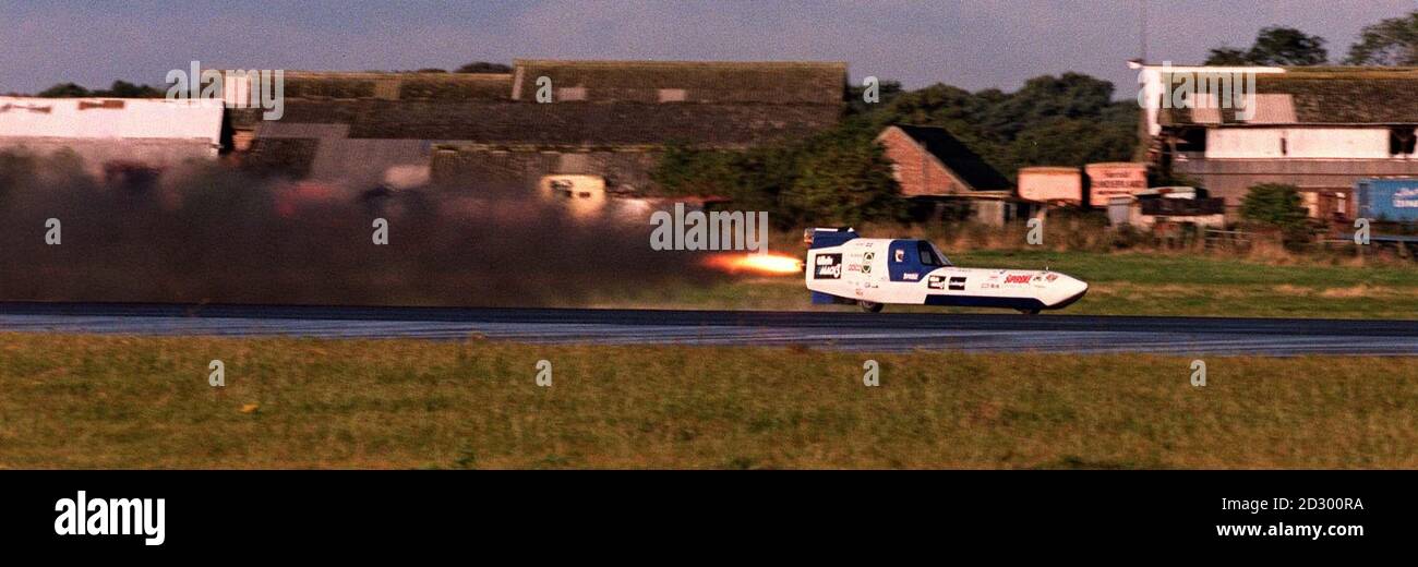 Richard Brown versucht den britischen Land Speed Record in seinem Gillette Mach 3 Rakete motorisierten Motorrad auf Elvington Airfield bei York heute (Weds). Der Rekordversuch wurde von Problemen heimgesucht, darunter schlechtes Wetter, streunende Tiere und ein kaputter Tacho. Siehe PA Story TRANSPORTGESCHWINDIGKEIT. Foto John Giles.PA. Stockfoto