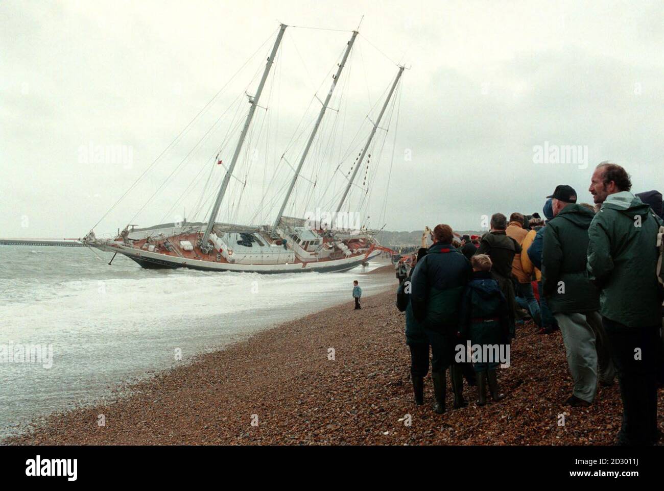 Heute (Freitag) versammeln sich am Strand von Newhaven, East Sussex, Menschenmassen, um die Operation zu beobachten, um das niederländische Segelschiff Eendracht zu refloaten. Siehe PA Story SEA Rescue/Newhaven. Foto von Andrew Hasson/PA Stockfoto