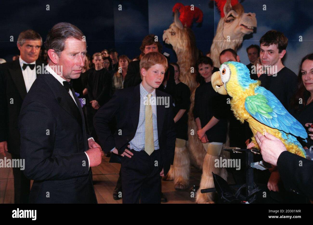 Der Prinz von Wales und sein jüngster Sohn, Prinz Harry, scheinen fasziniert und nicht erfreut zu sein, als sie den Papagei Polyjasia, einen der Stars von 'Doctor Dolittle', bei der Premiere des neuen West End Musicals im Labatt's Apollo in London gestern Abend (6. Juli) treffen. SONNE Rota Bild, Foto: HARRY SEITE Stockfoto