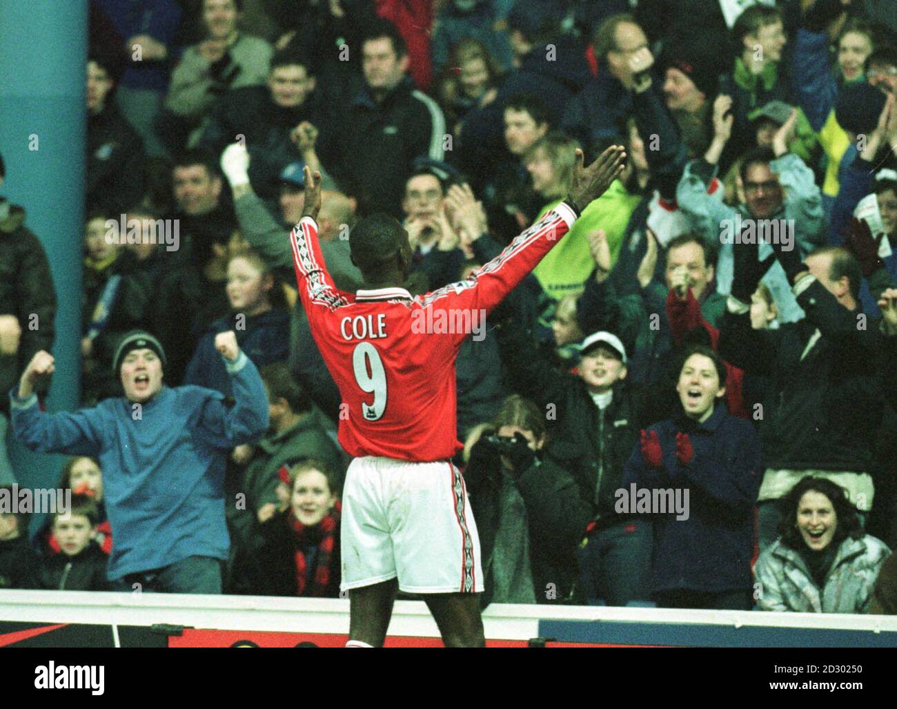 DIESES BILD KANN NUR IM RAHMEN EINER REDAKTIONELLEN FUNKTION VERWENDET WERDEN. Andy Cole begrüßt den man United Faithful, nachdem er heute (Sa) den Ausgleich gegen Sheffield Wednesday in Hillsbrough erzielt hat. Foto von Paul Barker/PA Stockfoto