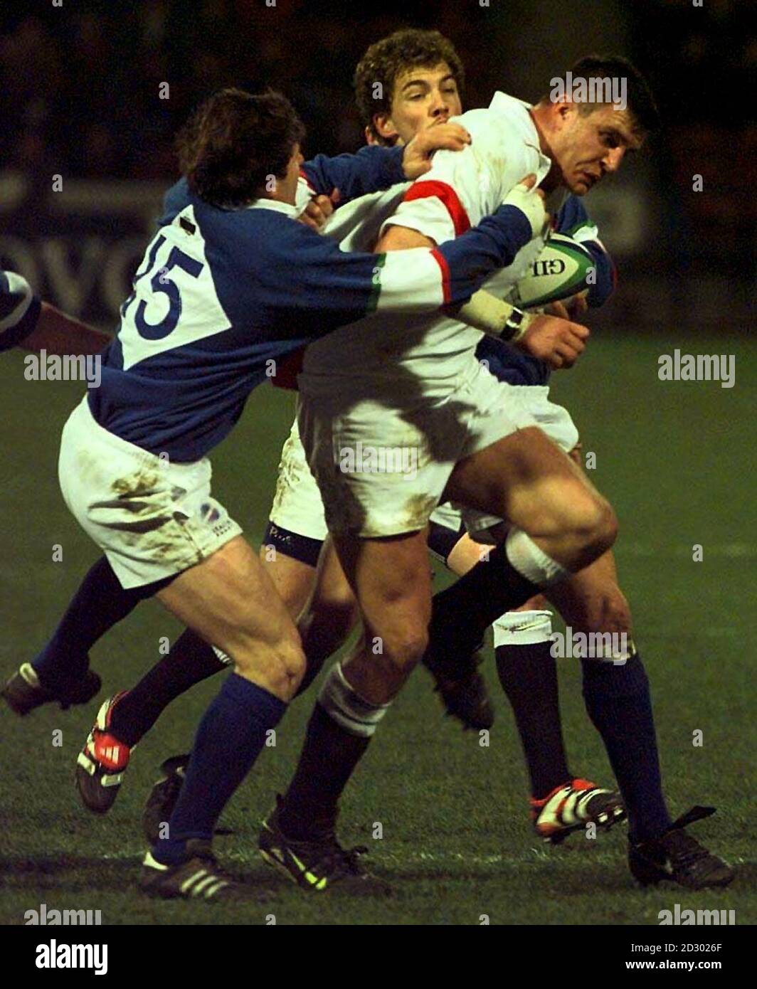 Martin Corry von England kämpft heute in Huddersfield an Matthew Pini von Italien in der Rugby Union-WM-Qualifikation vorbei. *EDI* Foto: John Giles/PA Stockfoto