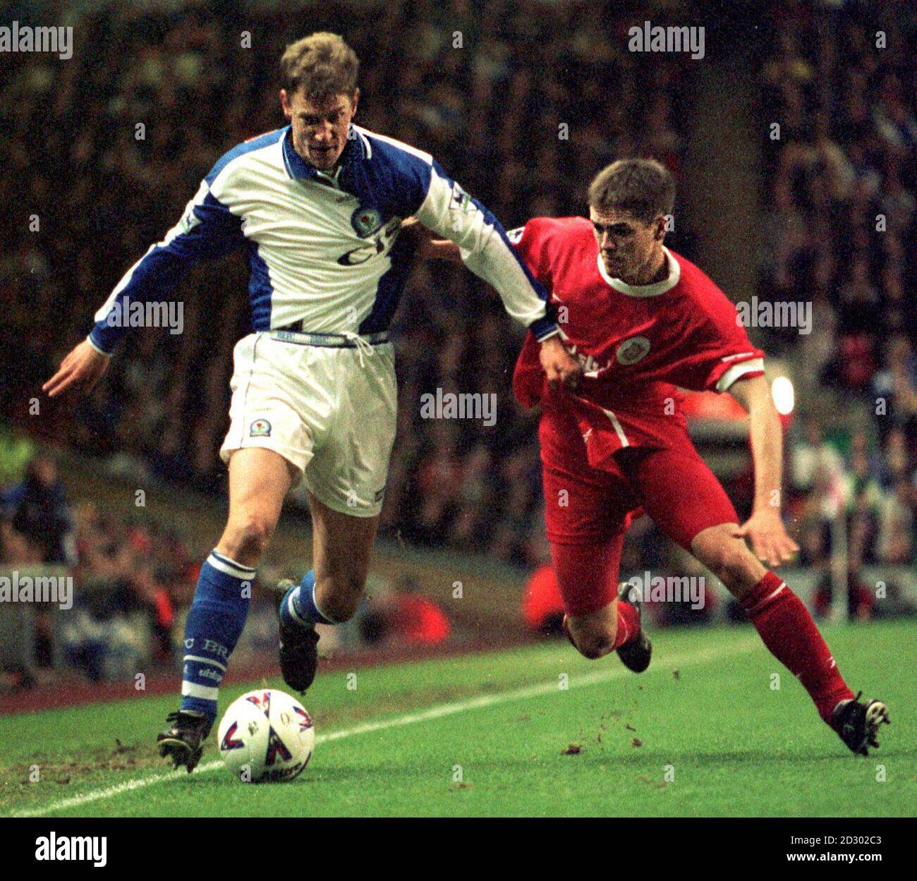Blackburns Stephane Henchoz (links) hält den Liverpooler Michael Owen während ihres Spiels in Anfield an diesem Abend (Sonntag) auf Armlänge. Pic Dave Kendall. Stockfoto