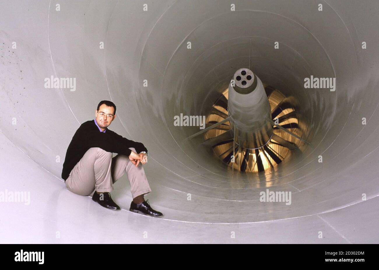Nick Wirth, Chefdesigner von Benetton Formel-1-Rennwagen sitzt im fortschrittlichen Windkanal, den Benetton Hope ihnen einen fliegenden Start in die Saison 1999 geben wird. Der Tunnel wurde entwickelt, um ein 50-Prozent-Modell zu testen, kann aber auch ein Formel-1-Auto in voller Größe aufnehmen. Die rollende Straße verläuft mit Geschwindigkeiten von bis zu 150 Meilen pro Stunde. PA-Fotos. Siehe PA Story F1 Benetton Stockfoto