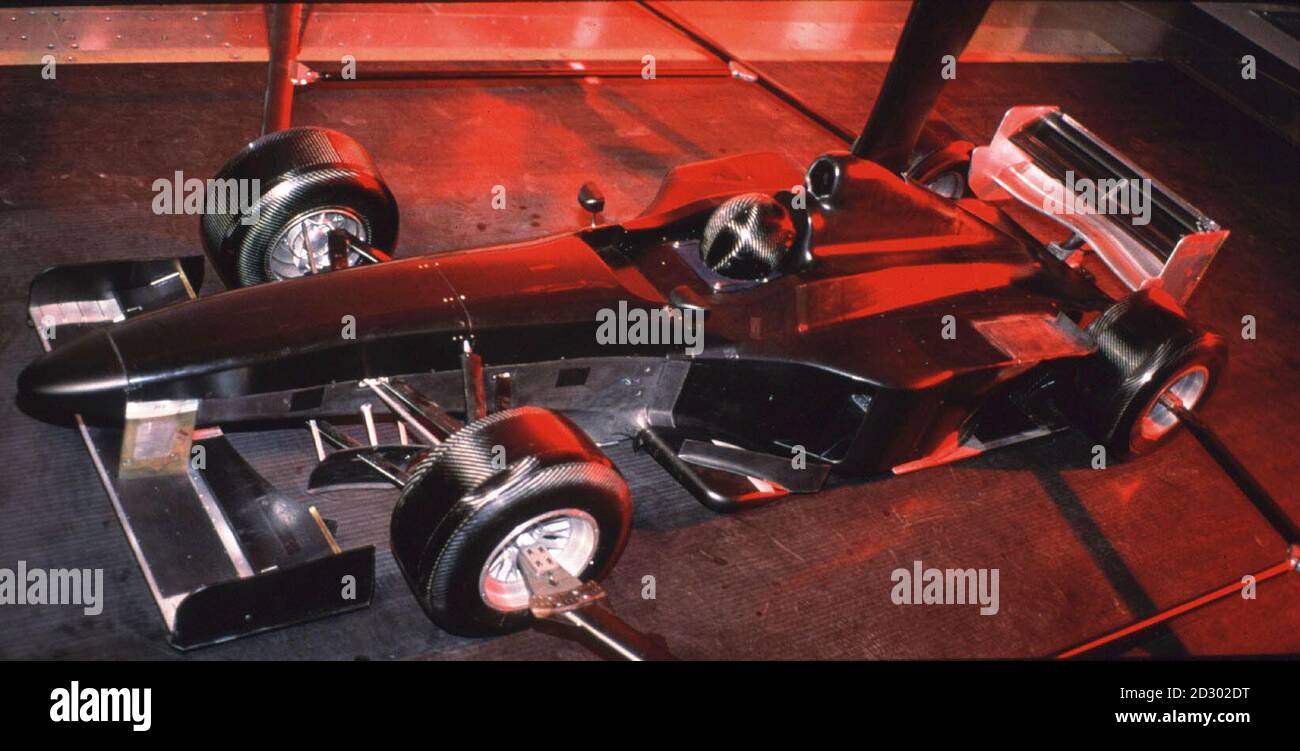 Ein Modell des Mild Seven Benetton Playlife im Maßstab 1:50 wird in dem fortschrittlichen Windkanal neben der Fabrik des Teams in Enstone, 15 Meilen nördlich von Oxford, auf Herz und Nieren geprüft. Der Tunnel wurde entwickelt, um zu testen, 50 Prozent Maßstab Modell, kann aber auch ein Full-Size-Formel-1-Auto. Die rollende Straße verläuft mit Geschwindigkeiten von bis zu 150 Meilen pro Stunde. PA-Fotos. Siehe PA Story F1 Benetton Stockfoto