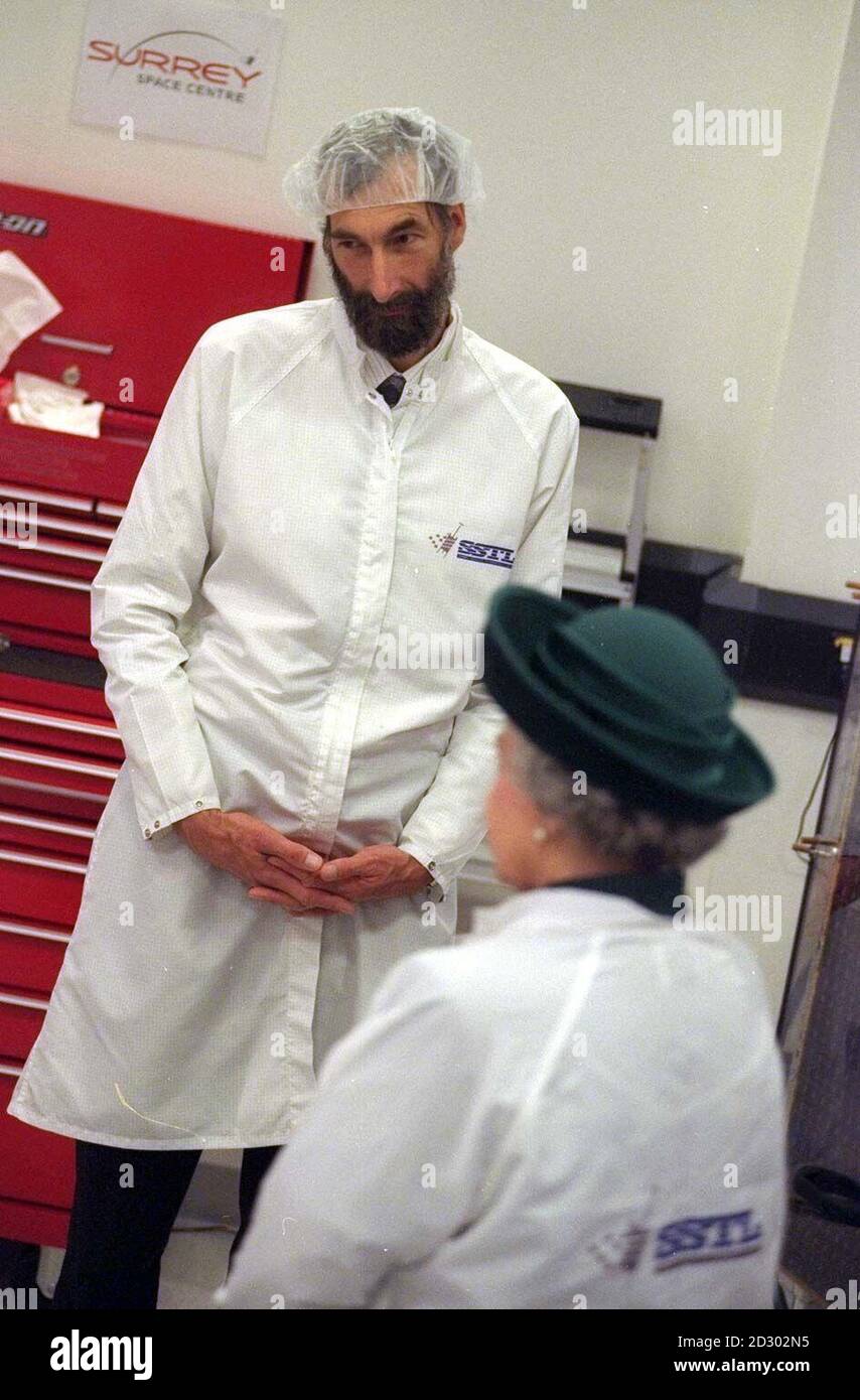 Die Königin entschied sich, ihren Hut während ihres Besuchs im Surrey University Space Center zu behalten. Ihre Majestät lehnte es ab, ein Haarnetz zu tragen und entschied, dass die dunkelgrüne königliche Mühle ausreichend war, um den Coiffeur Ihrer Majestät an seinem Platz zu halten. Stockfoto