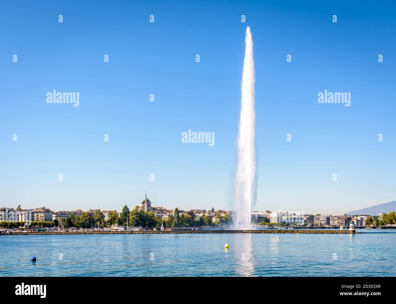 Die Kathedrale mit Blick auf die Stadt und die Bucht von Genf, Schweiz, am Genfer See mit dem Jet d'Eau Wasserstrahlbrunnen an einem sonnigen Sommermorgen. Stockfoto