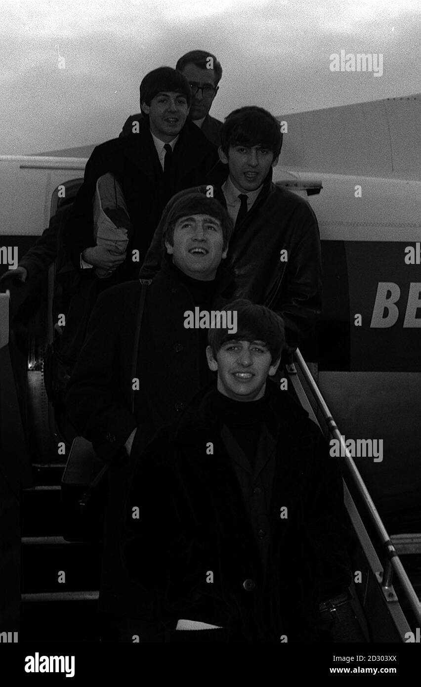 Die Beatles kehren von einem Besuch in Irland zu großen Menschenmengen am London Airport zurück. Von oben nach unten - McCartney, Harrison, Lennon und Starr. Stockfoto