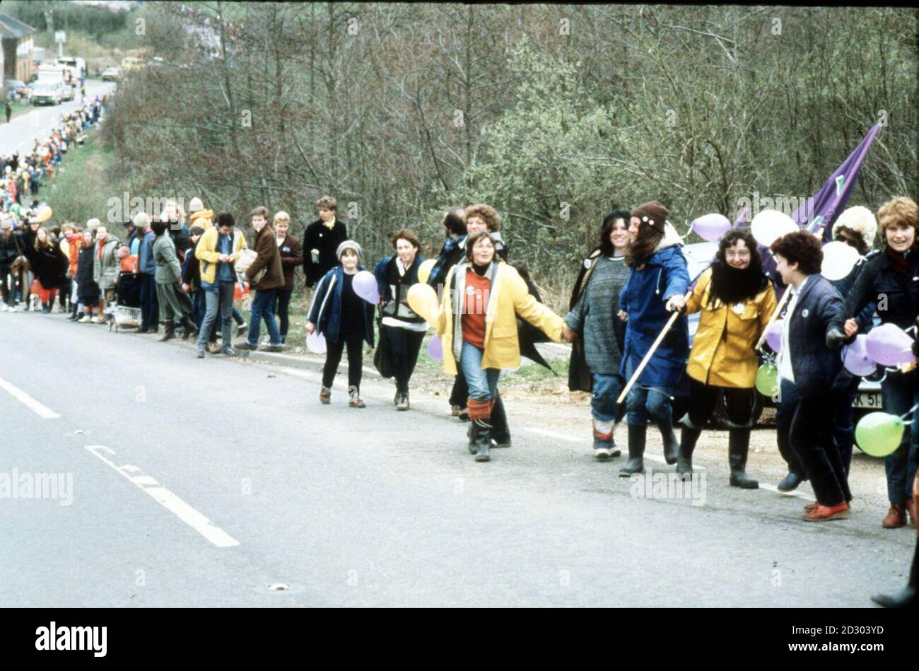 1. APRIL: An diesem Tag im Jahr 1983 bildeten Tausende von Friedensdemonstranten eine 14 Meilen lange Menschenkette entlang einer Strecke, die die Demonstranten als „Nuclear Valley“ in der Grafschaft von Bergland nannten. Der Protest wurde von der Kampagne für nukleare Abrüstung organisiert. Die CND sagte, dass insgesamt 80,000 Personen an dem Protest teilgenommen hatten, obwohl ein Polizeisprecher die Zahl auf 40,000 setzte. Die Kette begann am amerikanischen Luftwaffenstützpunkt Greenham Common, passierte das Atomforschungszentrum Aldermaston und endete in der Sprengfabrik in Burghfield. RAF Greenham Common Air Base, der Ort kontinuierlicher Frauen-Friedensproteste f Stockfoto