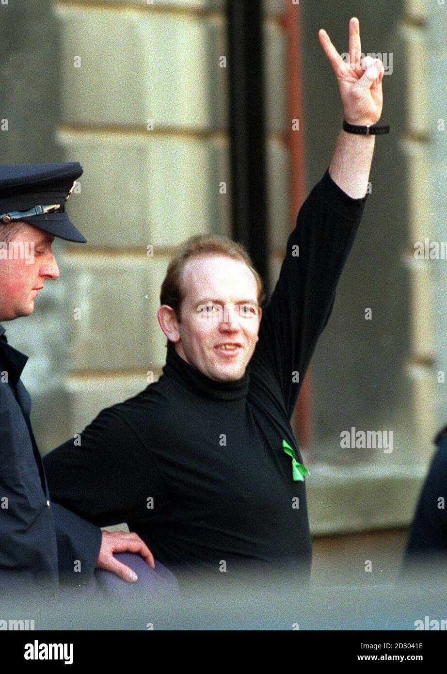 Bibliotheksdatei aus dem Jahr 9.11.95 des führenden IRA-Terrorverdächtigen Pearse McCauley, der 1991 mit dem Mitverdächtigen Nessan Quinlivan aus dem Brixton-Gefängnis entkam, während er auf einen Prozess wegen Verschwörung zum Mord und zur Ausexplosion in Großbritannien wartete. McCauley gehört zu einer Gruppe von vier Männern, die zugegeben haben, einen irischen Polizisten bei einem verpfuschten Raubüberfall getötet zu haben, und wird morgen verurteilt. Der Sonderstrafgerichtshof in Dublin hörte heute (Donnerstag) im Namen der vier, die sich gestern für das Totschlag von Detective Garda Jerry McCabe in Adare, County Limerick im Juni 1996 schuldig bekannt hatten, Bitten um Milderung. Stockfoto