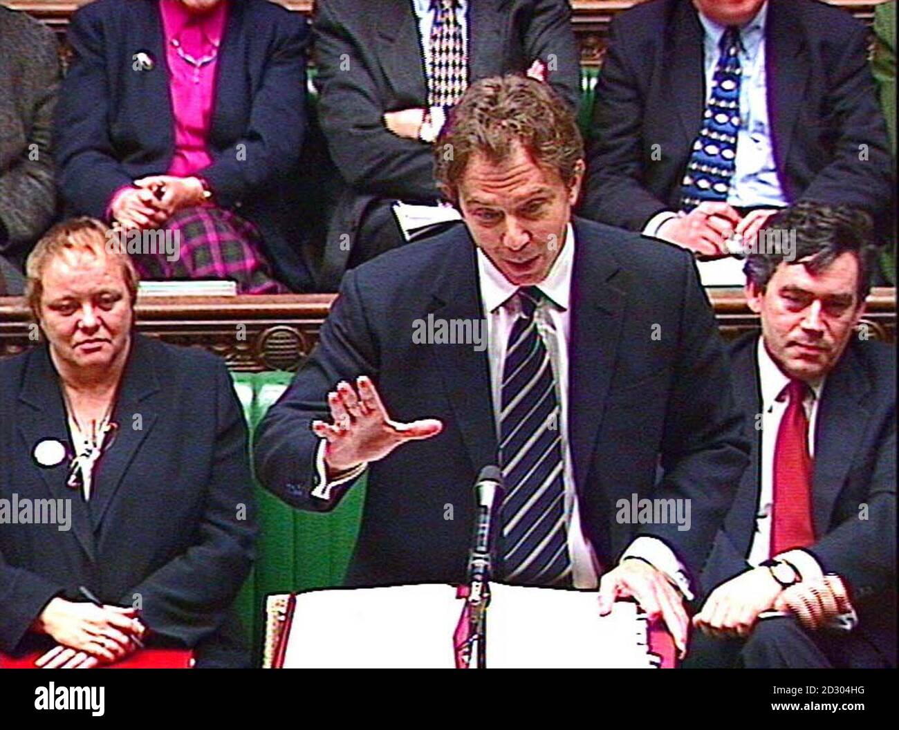 Tony Blair beantwortet Fragen von Abgeordneten während der Fragestunde seines wöchentlichen Premierministers. Hinter ihm sitzen der nordirische Sekretär Mo Mowlam (links) und der Kanzler Gordon Brown. Stockfoto