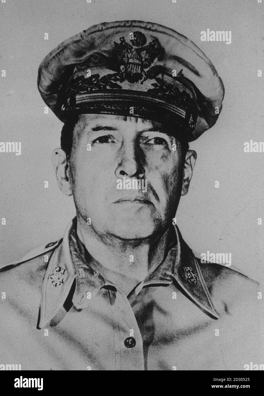 General Douglas MacArthur (1880-1964). Wurde während des Zweiten Weltkriegs (1944) kommandierender General der US-Streitkräfte im Pazifik und akzeptierte die Kapitulation Japans, dessen alliierte Besetzung er befehligte (1945-51). * Er war Oberbefehlshaber der Vereinten Nationen in Korea (1950-51), bis er von Präsident Truman entlassen wurde. Stockfoto