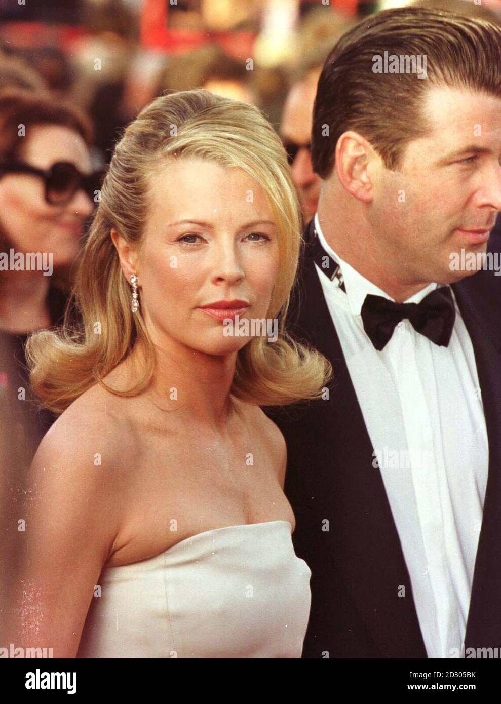 Die Schauspielerin Kim Basinger und ihr Mann Alec Baldwin kommen im Dorothy Chandler Pavilion in Los Angeles zu den 71. Jährlichen Academy Awards an. 5/4/04: Filmstar Kim Basinger verkauft eine Sammlung von Juwelen, die ihr vom ehemaligen Ehemann, Schauspieler Alec Baldwin gegeben wurden, es entstand. Der Batman-Star befreit sich von den Schmuckstücken bei Christie's in New York, als Teil eines Verkaufs von prächtigen Juwelen. Stockfoto