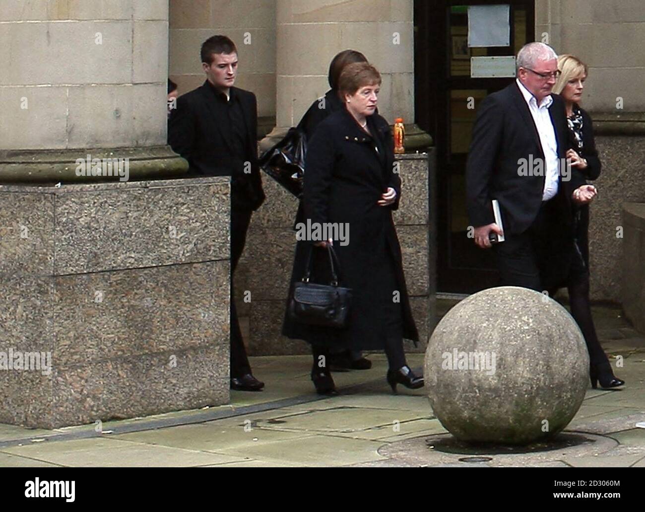 Die Eltern Jim Gormley (zweite rechts) und Anne Gormley (rechts) verlassen das High Court in Glasgow nach dem Prozess wegen Mordes an ihrem Sohn Reamonn Gormley. Stockfoto