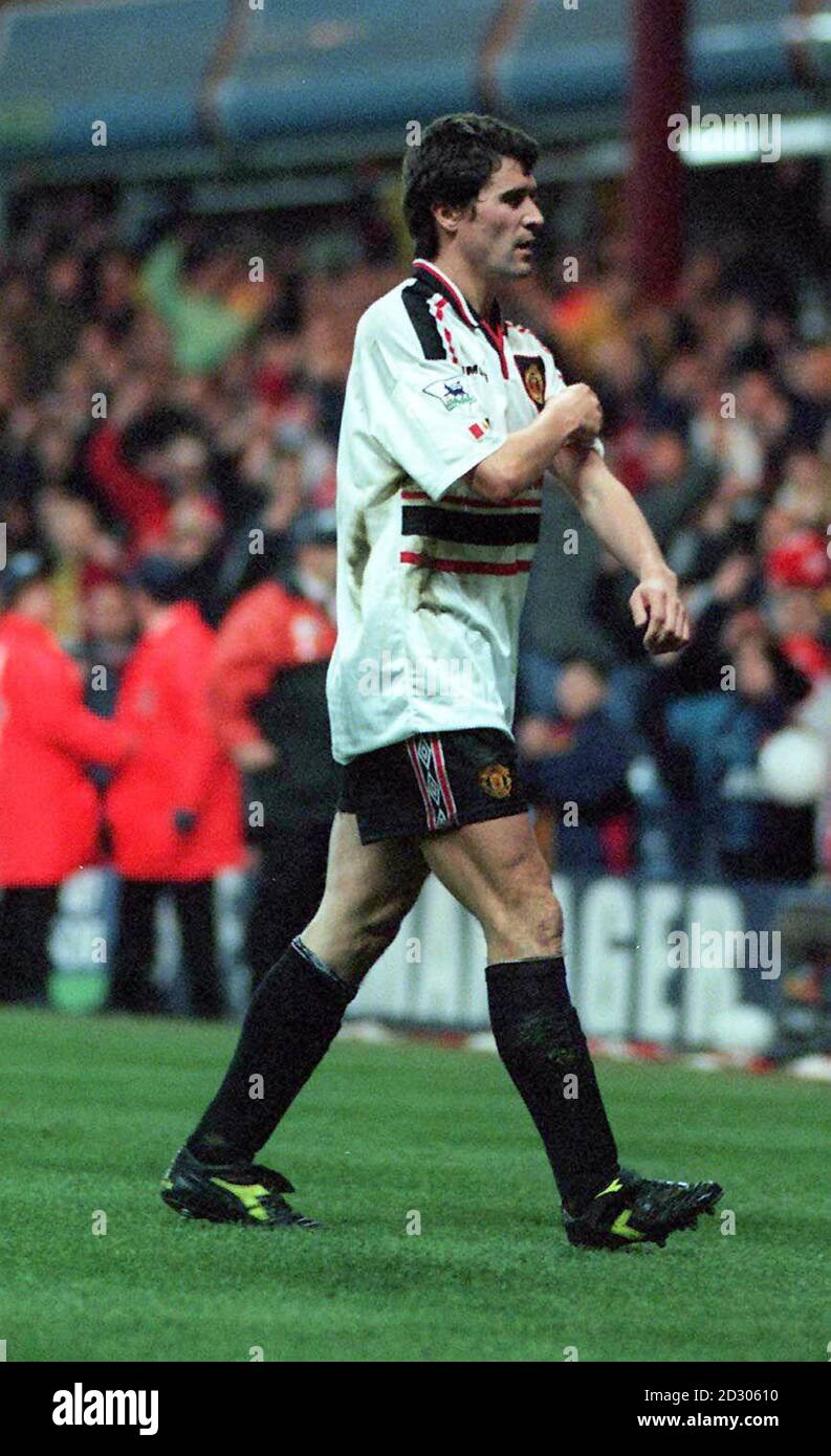 Dieses Bild darf nur im Rahmen eines redaktionellen Features verwendet werden. Manchester Utd Kapitän Roy Keane wird während des Halbfinalspieles des FA Cup gegen Arsenal im Vila Park abgeschickt. Endergebnis: Arsenal 1 man United 2, nach der Extrazeit. Stockfoto