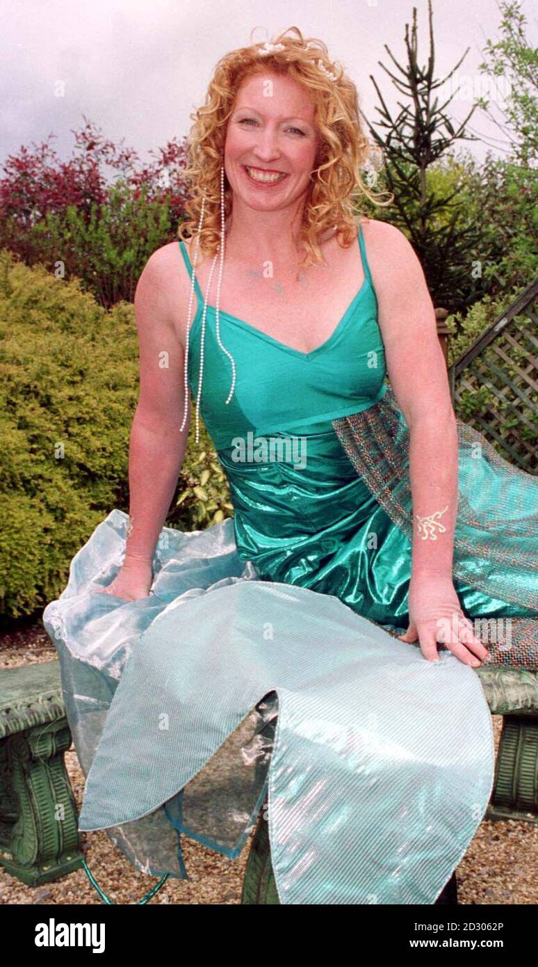 Gartenexperte Charlie Dimmock von der Ground Force von BBC TV tauschte ihre üblichen Jeans und T-Shirt, als sie sich als Meerjungfrau für die Eröffnung eines Haustier- und Wasserzentrums in Farnham, Surrey, kleidet. Stockfoto