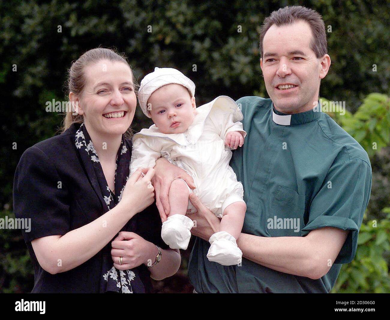 Diane Blood (links) mit ihrem kleinen Sohn Liam Stephen Blood, nachdem er in der Christ Church in Worksop, Notts getauft wurde. Das Baby Liam hält Vikar David Bartlett, der die Taufe durchgeführt hat. Liam wurde mit gefrorenem Sperma von seinem toten Vater genommen konzipiert. Stockfoto