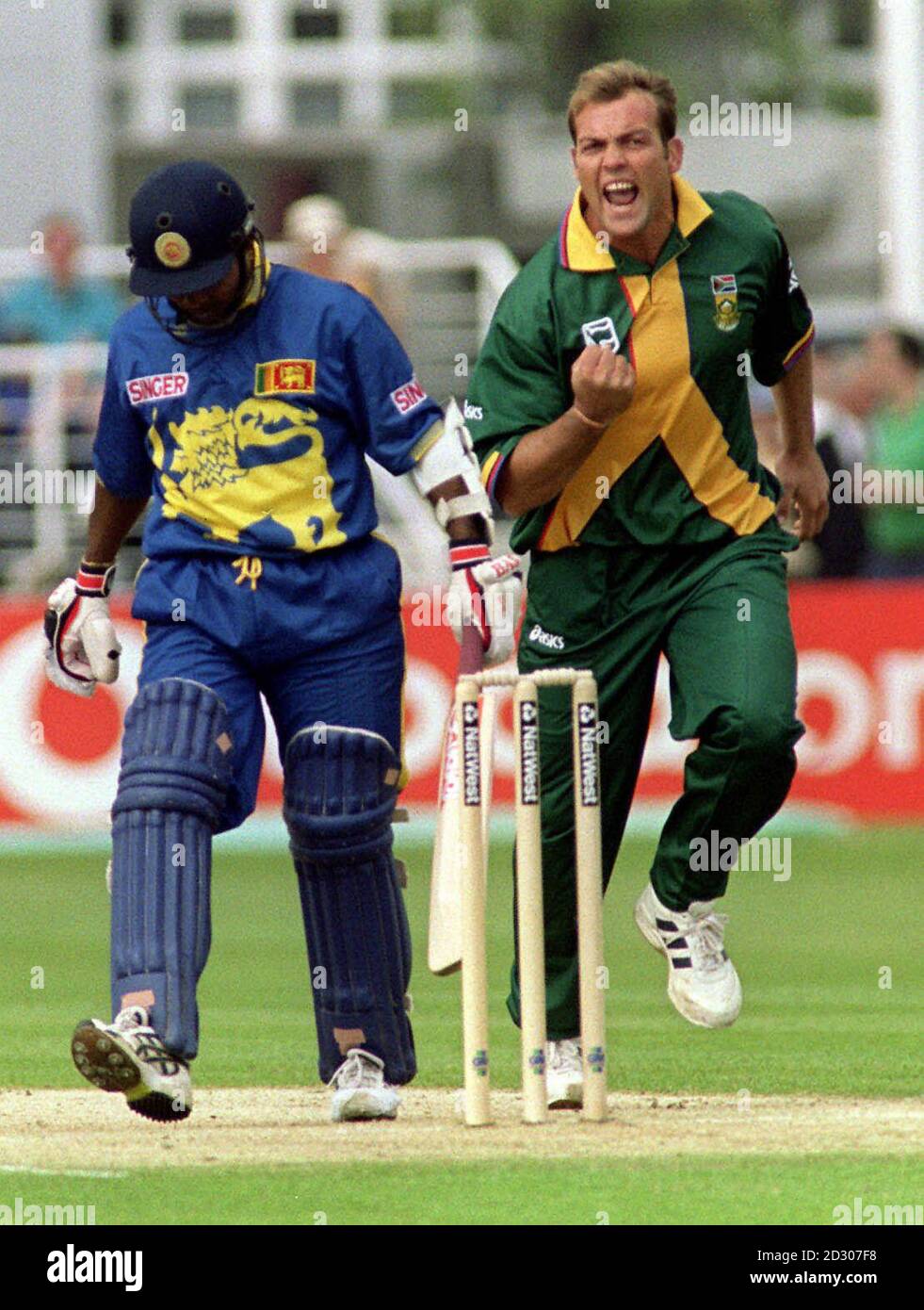 Jacques Kallis aus Südafrika feiert das Wicket von Attapattu aus Sri Lanka im Cricket World Cup 1999 Match in Northampton. Stockfoto