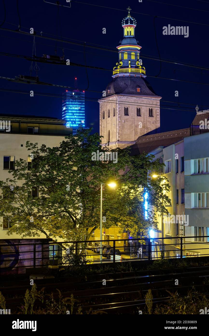 KÖLN, DEUTSCHLAND - 13. Sep 2020: Die Kirche St. Ursula in der Nähe des kölner Doms interessant beleuchtet in der Nacht von der Hauptbahnstatio aus gesehen Stockfoto