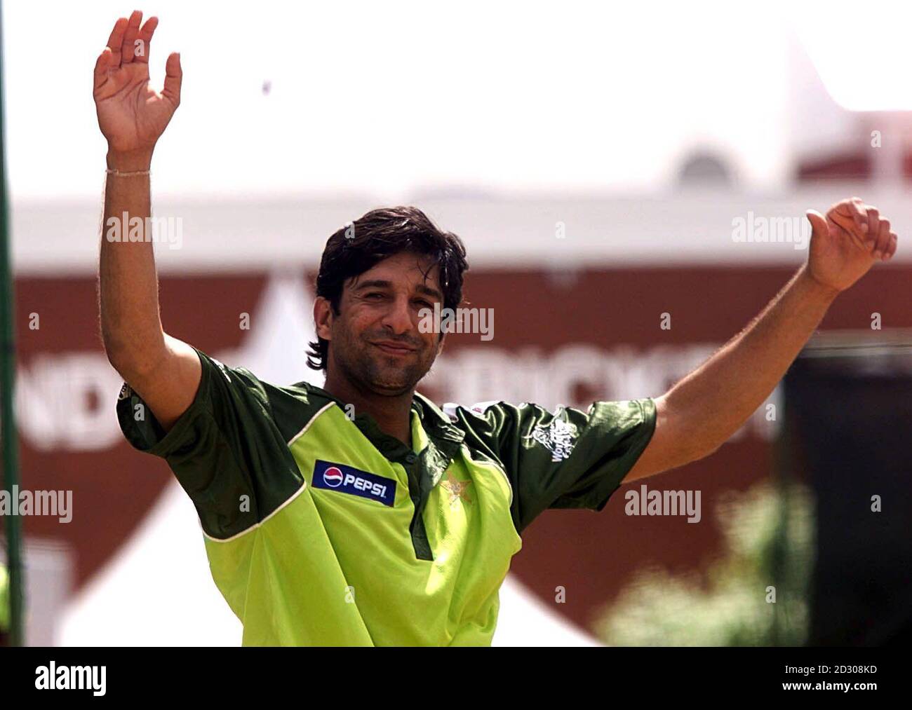 Pakistans Kapitän Wasim Akram feiert, nachdem er einen Mannschaftskollegen während einer Trainingseinheit in den Netzen in Old Trafford, Manchester, am Tag vor dem World Cup Cricket Halbfinale gegen Neuseeland entlässt hat. Stockfoto