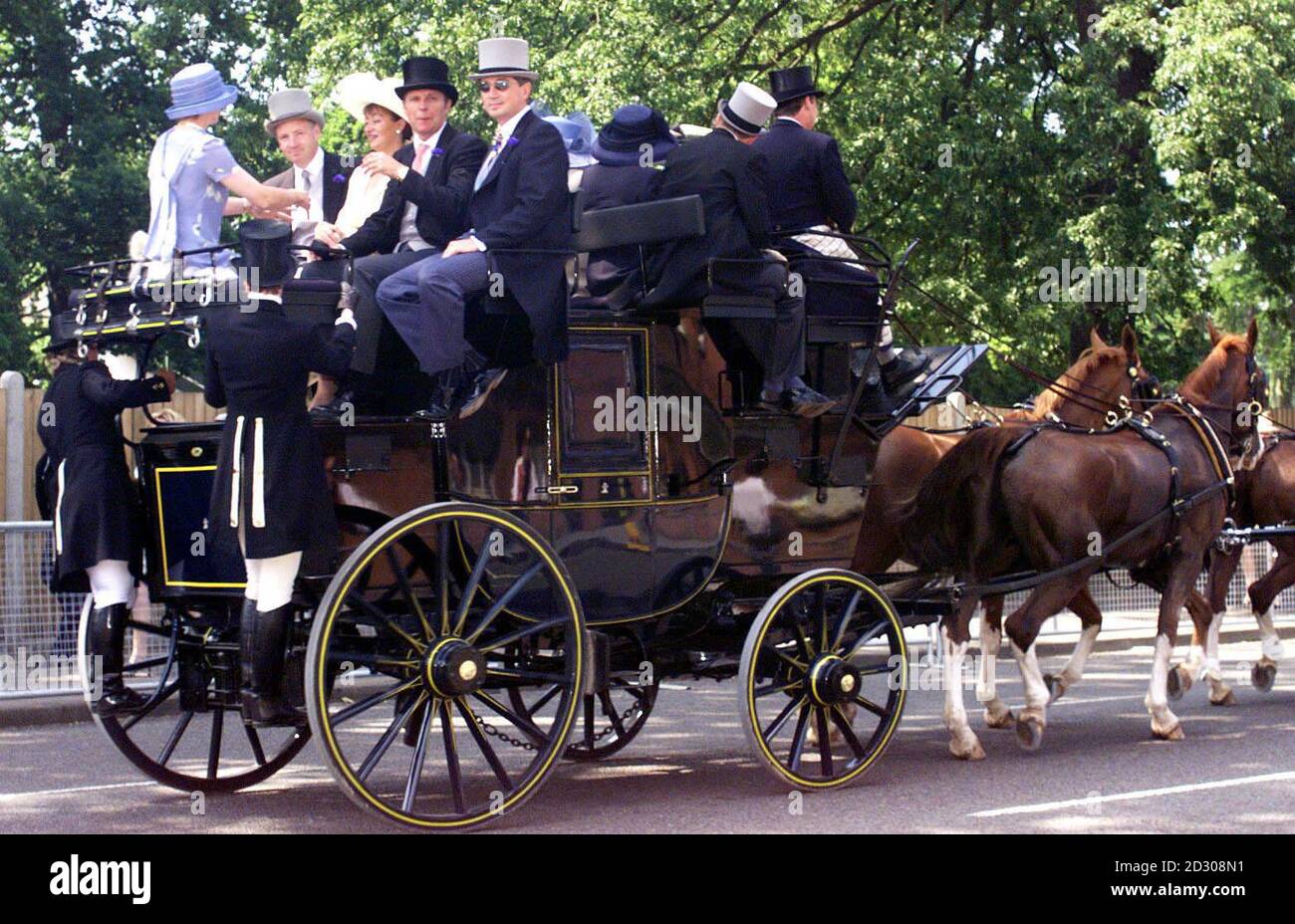 Am zweiten Tag des jährlichen Renntreffens, einem der Höhepunkte der Sommersaison, kommt eine Gruppe von Rennfans mit einer Kutsche in Ascot an. Stockfoto