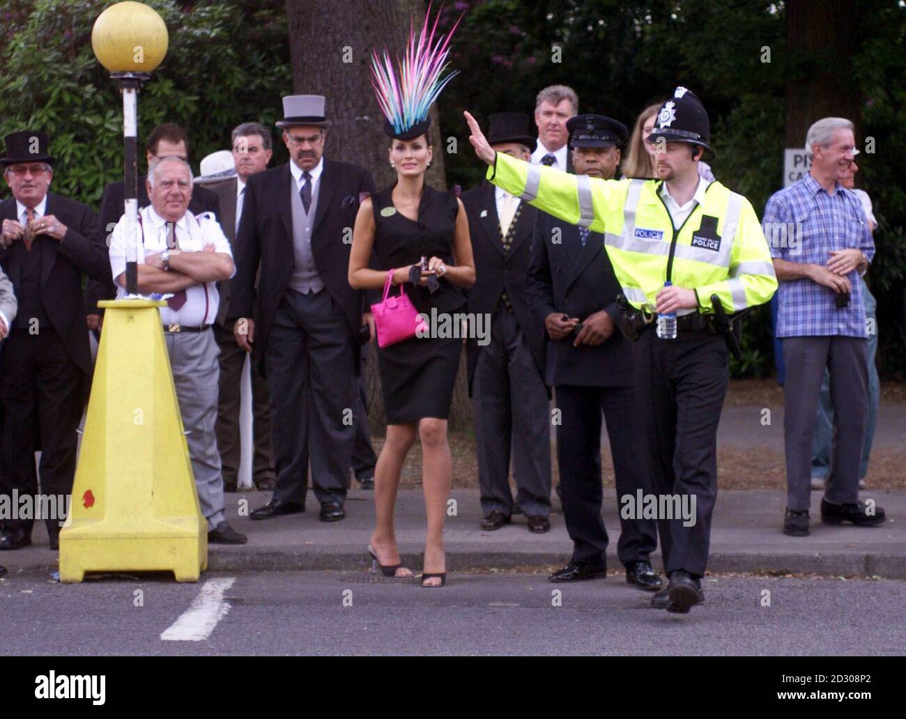 Ein Polizist stoppt den Verkehr, als Modedesignerin Isabell Kristensen am zweiten Tag des Royal Race Meeting auf der Ascot-Rennstrecke ankommt. Stockfoto