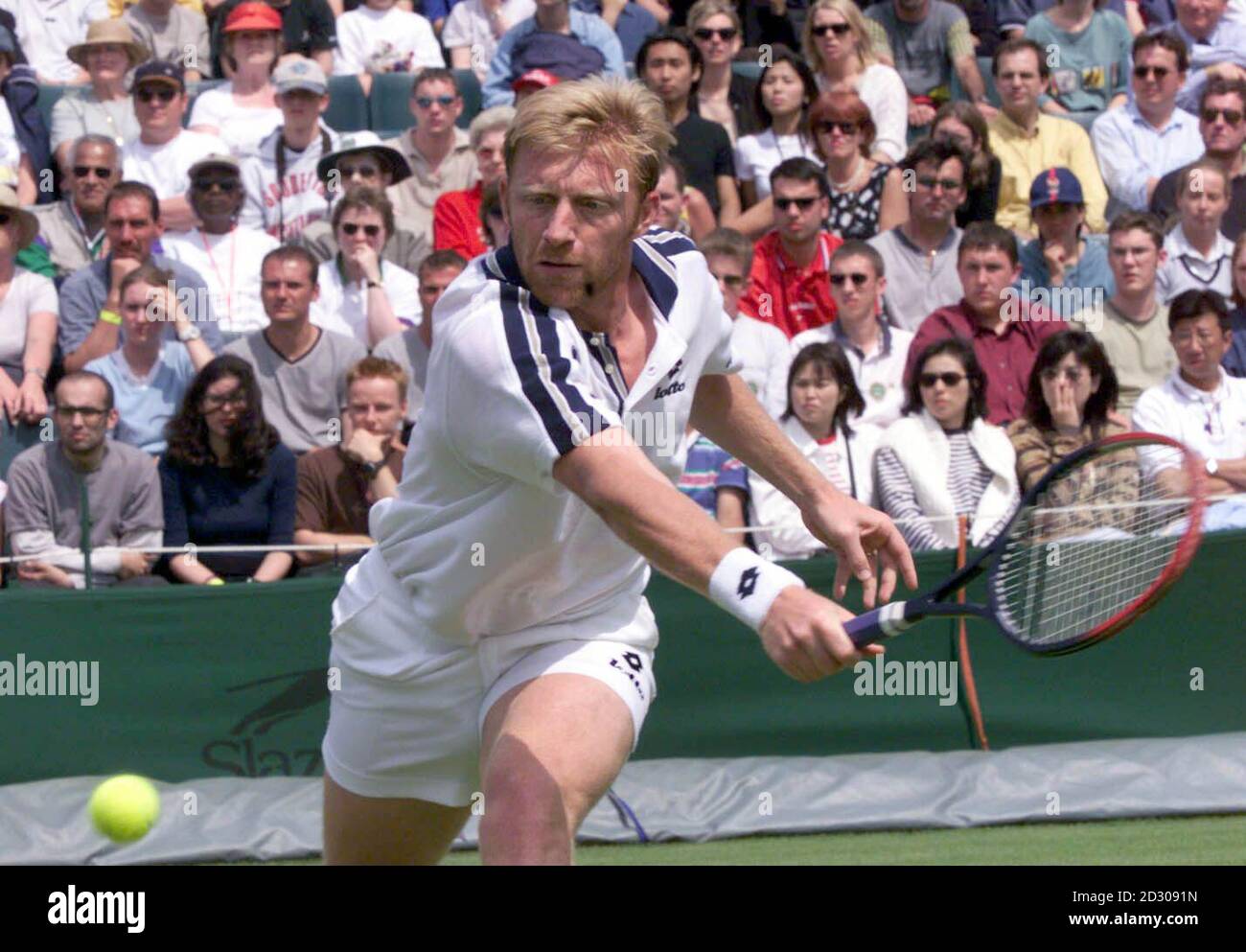 Boris Becker (Deutschland) im Einsatz gegen Miles Maclagan (Großbritannien) bei den Wimbledon Tennis Championships. Stockfoto