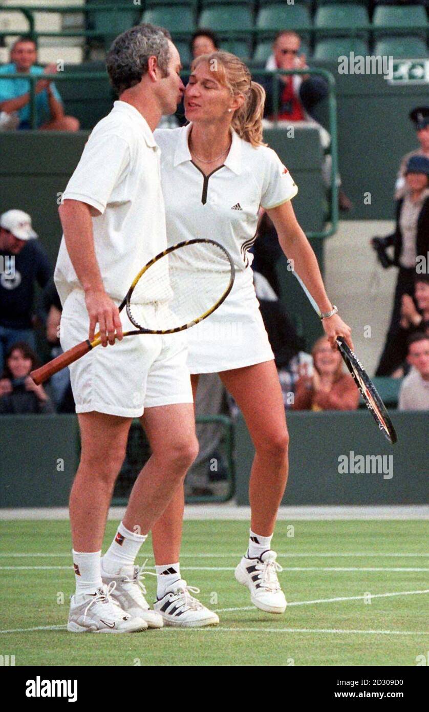 Keine kommerzielle Nutzung. Die deutsche Steffi Graf und der amerikanische John McEnroe feiern nach ihrem 6-2 6-4-Doppelsieg über J Coetzee und E Melcharova bei den Wimbledon Tennis Championships 1999. Stockfoto