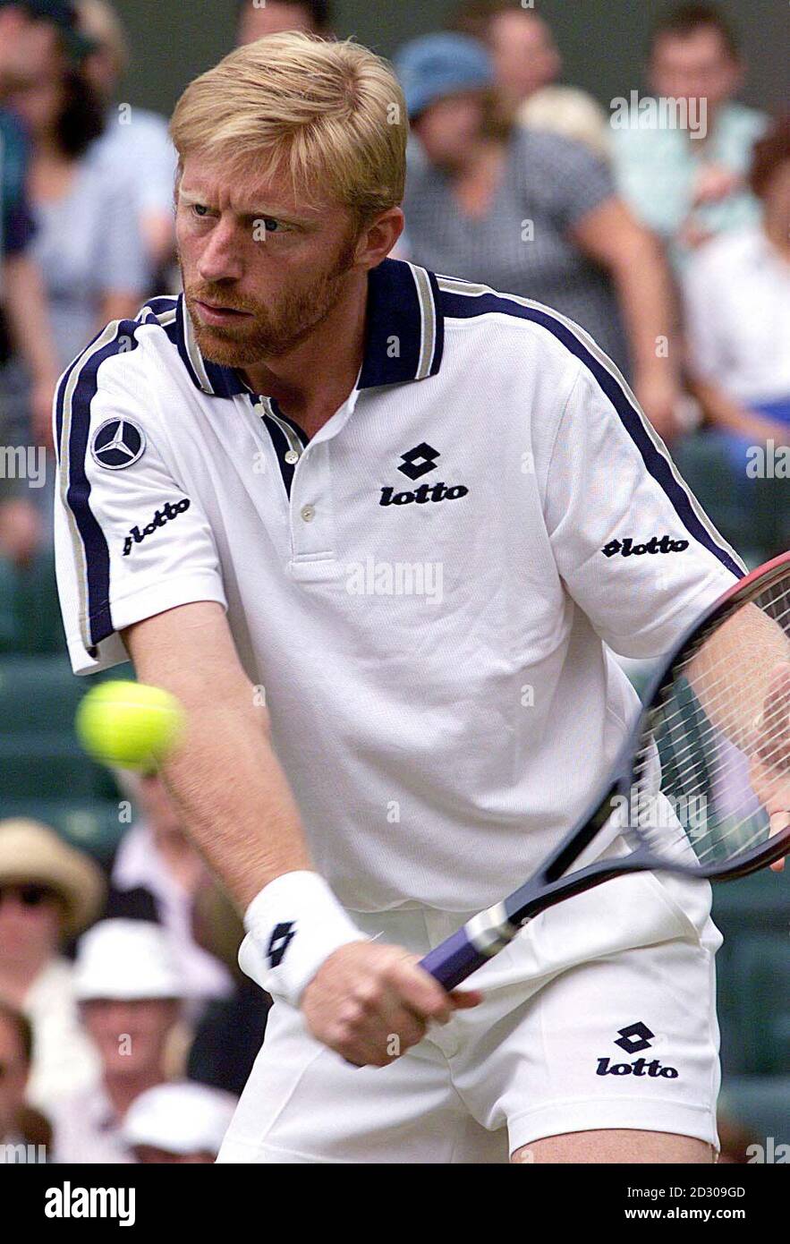 Keine kommerzielle Nutzung: Boris Becker (Deutschland) im Einsatz bei seinem Spiel gegen Patrick Rafter (Australien), bei den Wimbledon Tennis Championships. Stockfoto