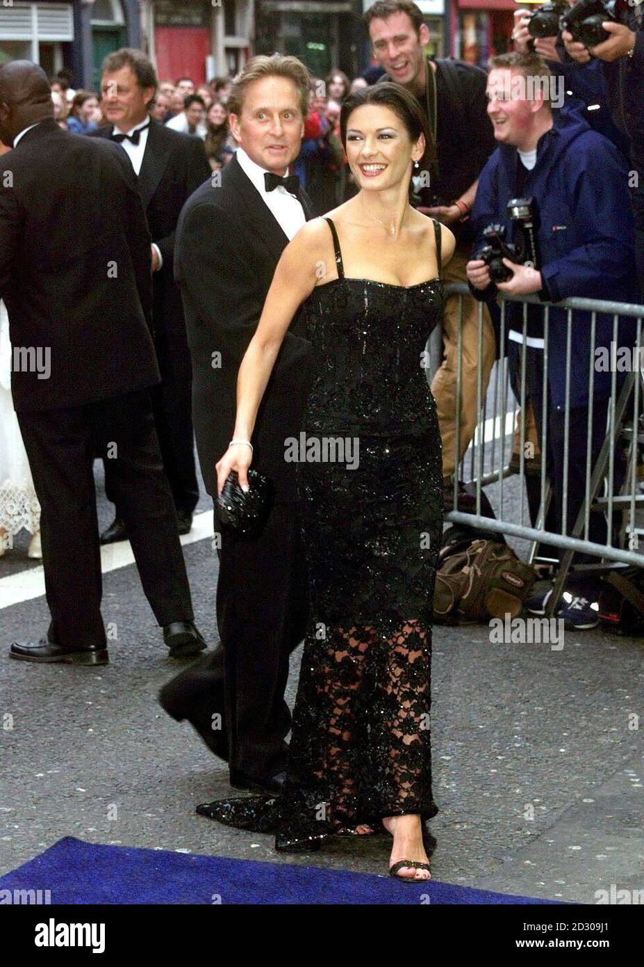 Catherine Zeta-Jones und der Freund Michael Douglas kommen zur britischen Premiere des Films „Einschluss“ in Edinburghs Odeon-Kino an. Es wurde gemunkelt, dass die beiden romantisch miteinander verbunden sind. Zeta Jones trägt einen Mieder und Rock von Dolce und Gabbana. Stockfoto