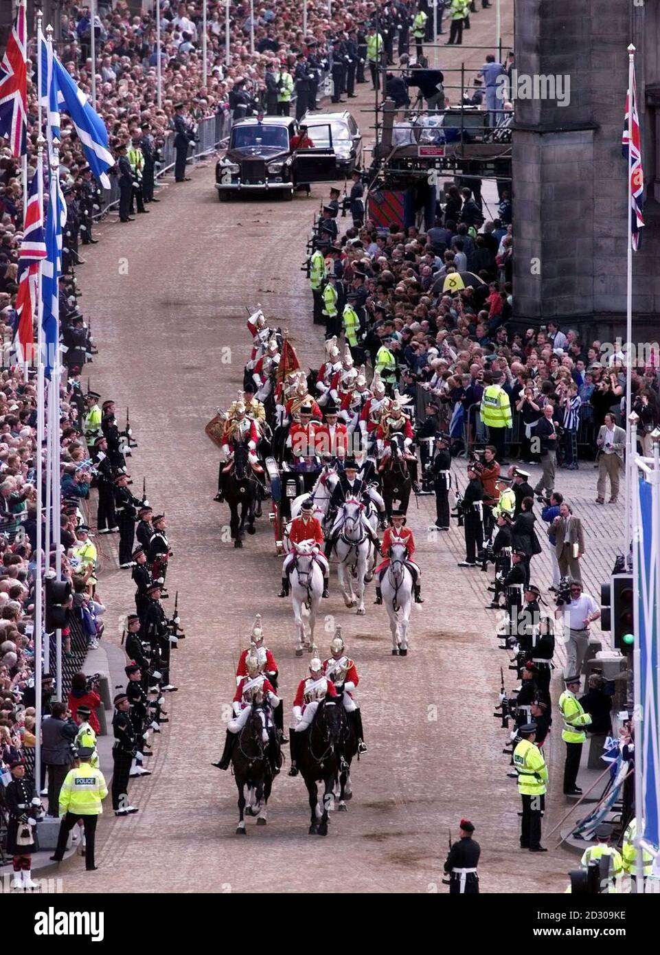 Die Königin, Prinz Philip und Prinz Charles, angeführt von der Household Cavalry, machen ihren Weg auf der Royal Mile vor der offiziellen Eröffnung des schottischen Parlaments der Königin in Edinburgh, wie aus dem Outlook Tower und Camera Obscura, Castlehill gesehen. Stockfoto