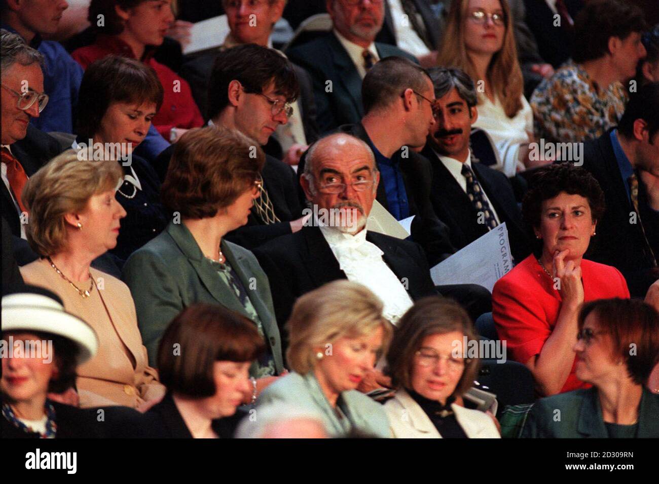 Schauspieler Sean Connery mit seiner Frau Micheline (rechts) im Parlament, als die Queen das schottische Parlament in Edinburgh offiziell eröffnet. Stockfoto