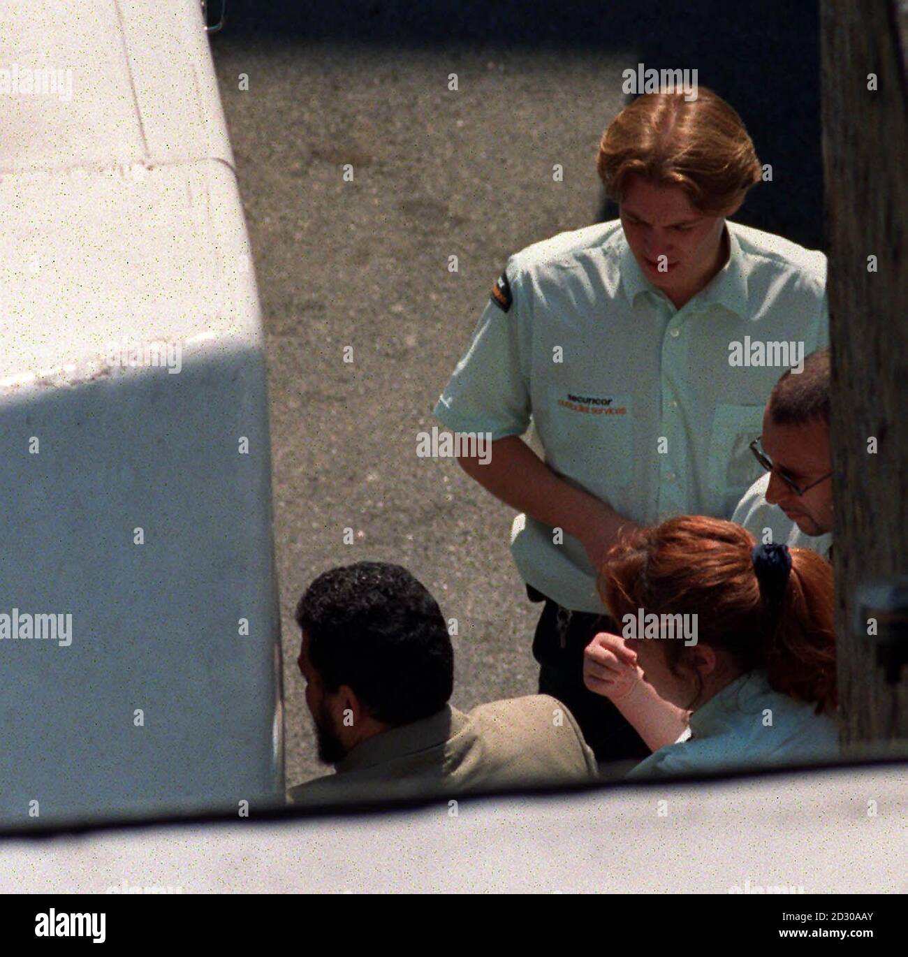 Adel Mohanned Abdul Bary (beige Jacke), einer der beiden ägyptischen Staatsangehörigen, der nach dem ersten Auftritt vor dem Amtsgericht der Bow Street im Zusammenhang mit dem Bombenangriff auf zwei amerikanische Botschaften in Afrika im Jahr 1998 zu einem Gefängniswagen geführt wurde. * Ibrahim Hussein Eidarous und Bary wurden beide in London 11/7/99 wegen Auslieferungsbefehlen der Vereinigten Staaten verhaftet. Dem Gericht wurde gesagt, dass das Paar mit dem internationalen islamischen Terroristen Osama bin Laden und anderen verschworen wurde, um amerikanische Bürger zu ermorden. Eidarous, 42, von Waldo Road in Harlesden, Nordwesten Londons, und Bary, 39, von Randolph Avenue in Maida Vale, w Stockfoto