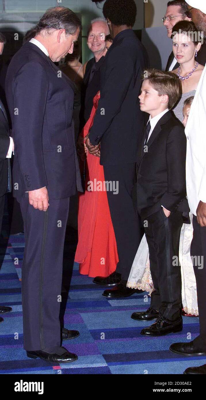 Der Prinz von Wales chattet mit dem jungen Schauspieler Jake Lloyd, der Anakin Skywalker spielt, bei der Royal Premiere von Star Wars: Episode 1, The Phantom Menace at Leicester Square, London. Stockfoto