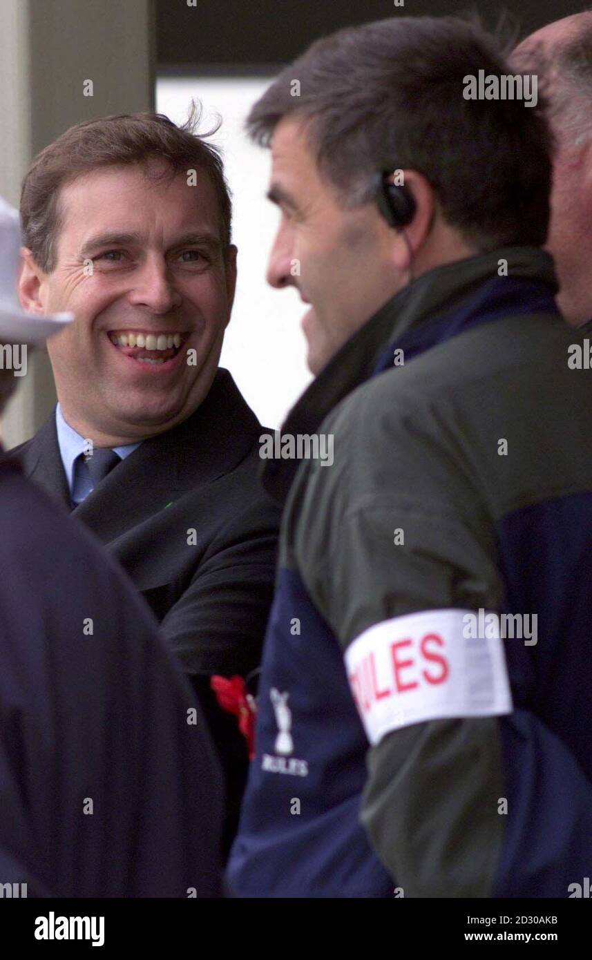 HRH Prinz Andrew, der Duke of York, chattet am dritten Tag der British Open Golf Championship 1999 in Carnoustie, Schottland, mit einem Kursbeamten. Stockfoto